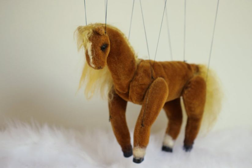 Marioneta kůň, německý mohér 36x31cm, 2020